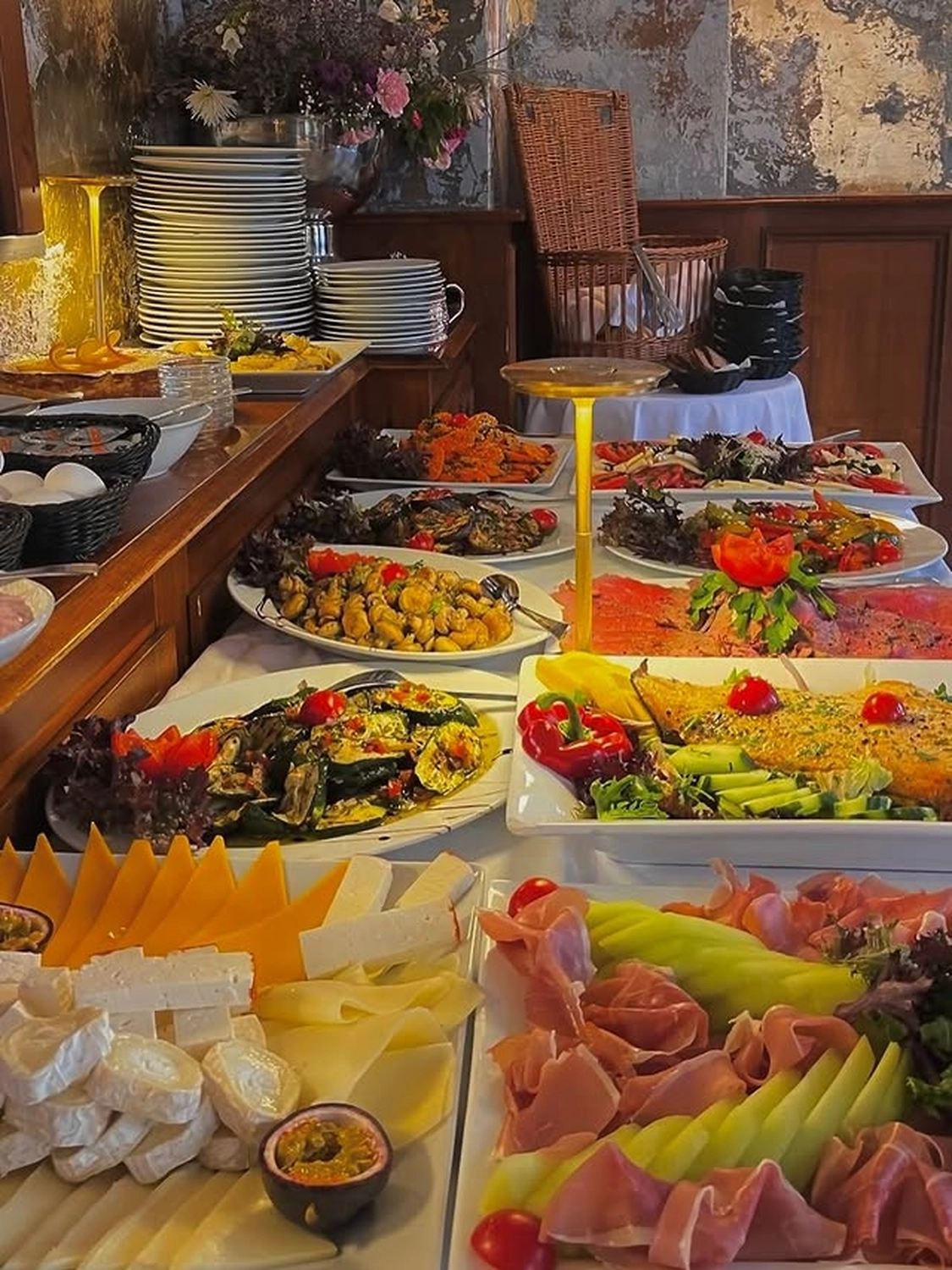 Scotty’s - Restaurant - Speisen auf Platten auf dem Esstisch angerichtet