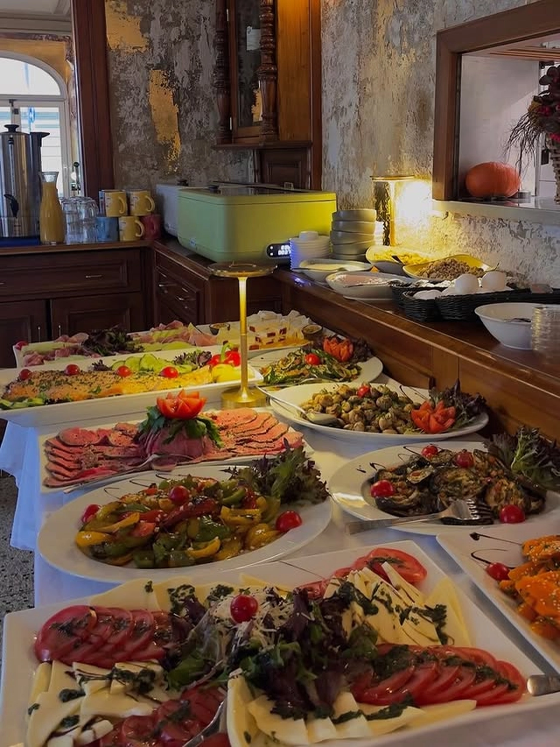 Scotty’s - Restaurant - Speisen auf Platten auf dem Esstisch angerichtet