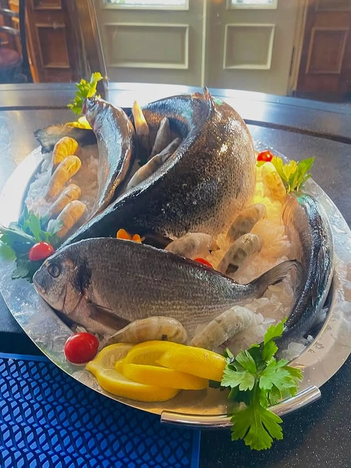 Scotty’s - Restaurant - Fisch auf einer Platte